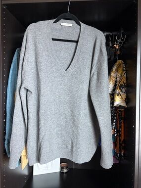 Everlane “The Classic V in Cashmere”- Heather Charcoal